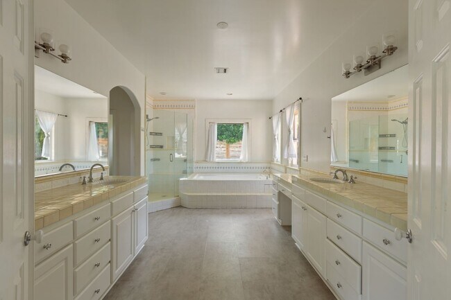 Building Photo - Elegant 5-Bedroom Estate with Pool in Prime Woodland Hills
