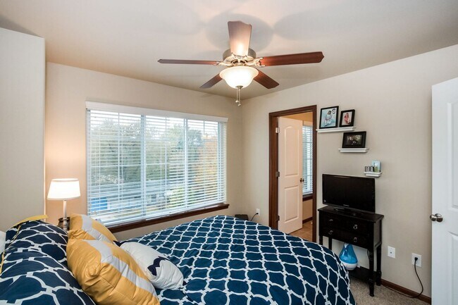 Building Photo - Luxury Iowa City townhouse close to UIHC and Kinnick