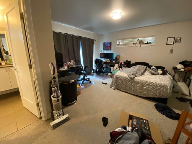 Building Photo - Modern 3-bedroom with Fully Fenced Yard