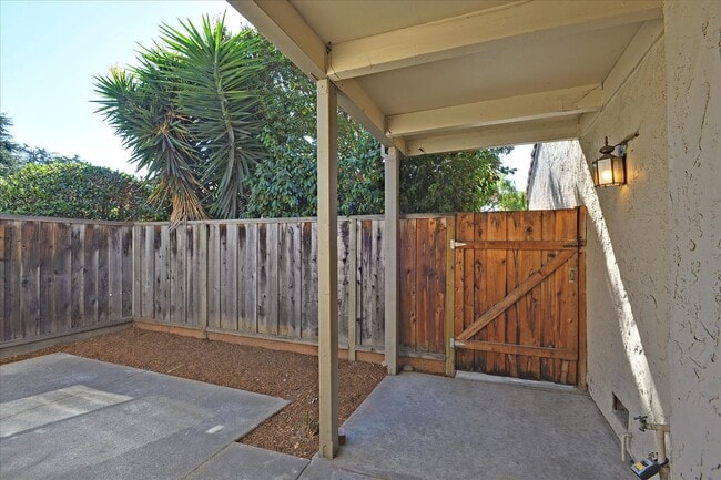 Building Photo - Great Home in Secure Complex