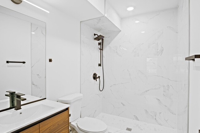 Building Photo - 127 E Cottage St