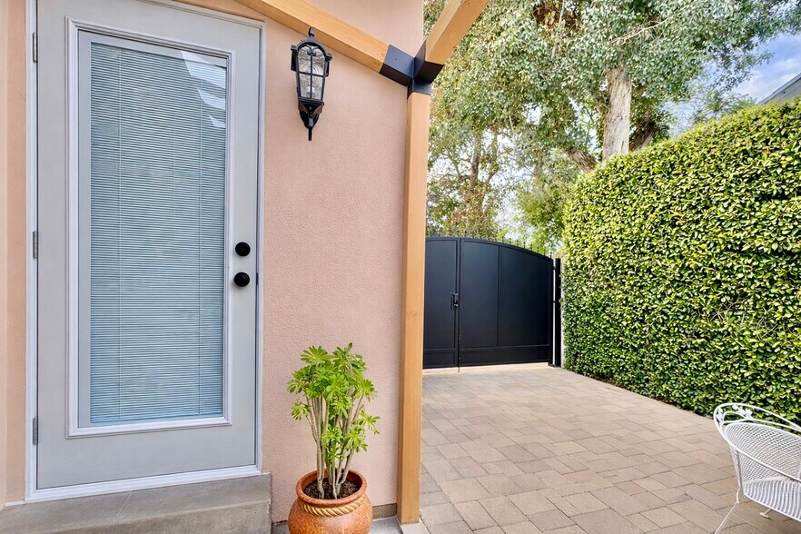 Building Photo - 10443 Califa St