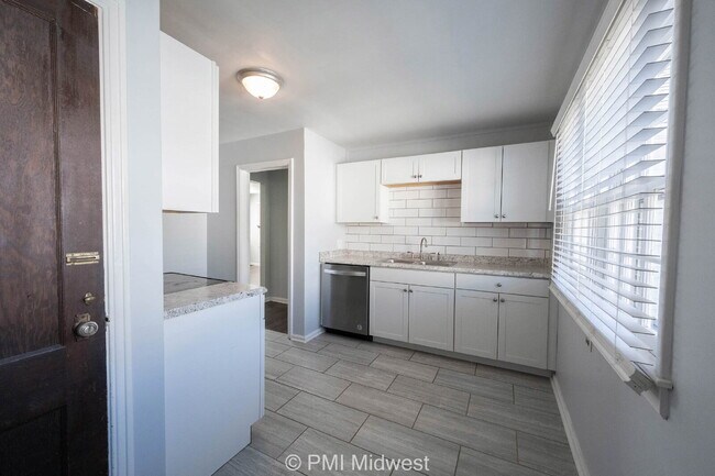 Building Photo - Charming 2 Bed, 1 Bath Duplex with House-L...
