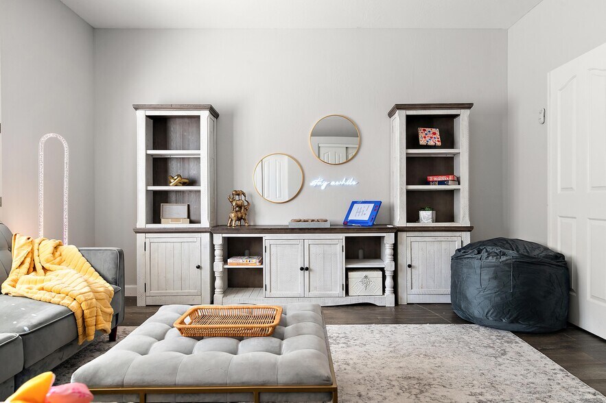 Building Photo - 13010 E Shangri La Rd