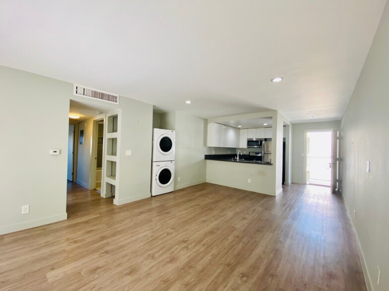 Building Photo - 1535 N Kenmore Ave