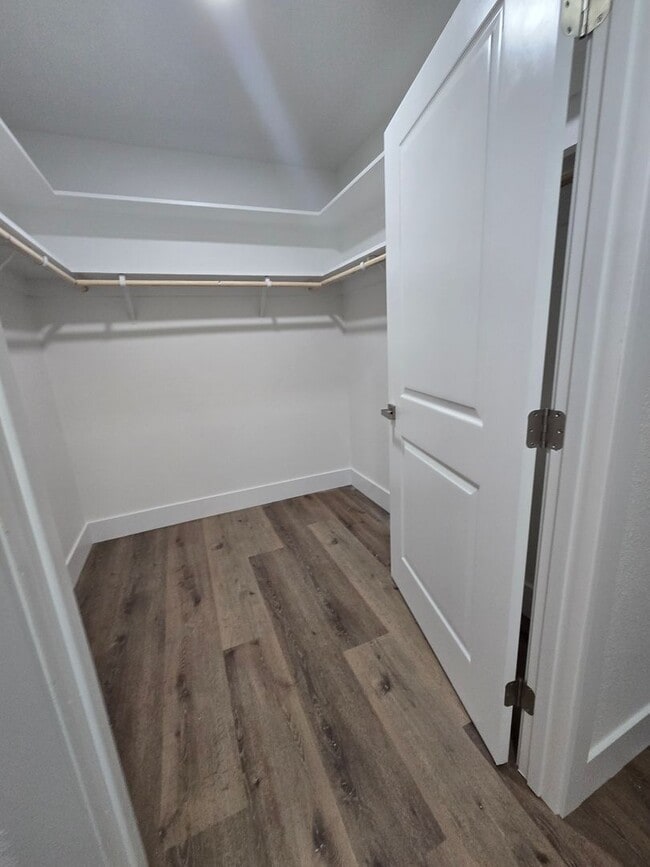 Building Photo - 3 Br 2 BA with extra room in back available now