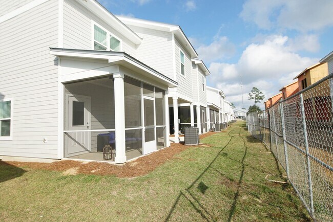 Building Photo - Great Location in Freeport