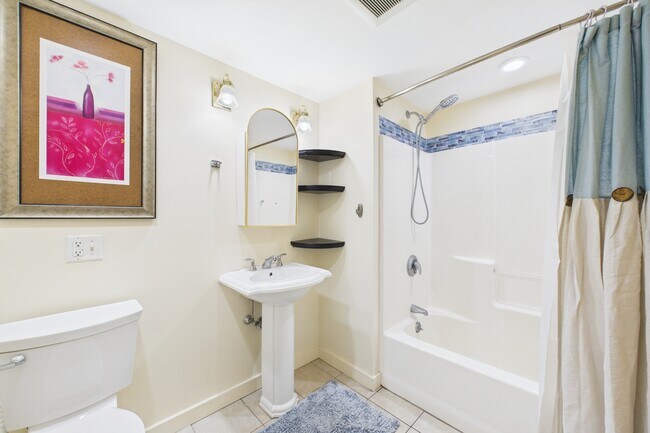 Building Photo - 28 Bayley St