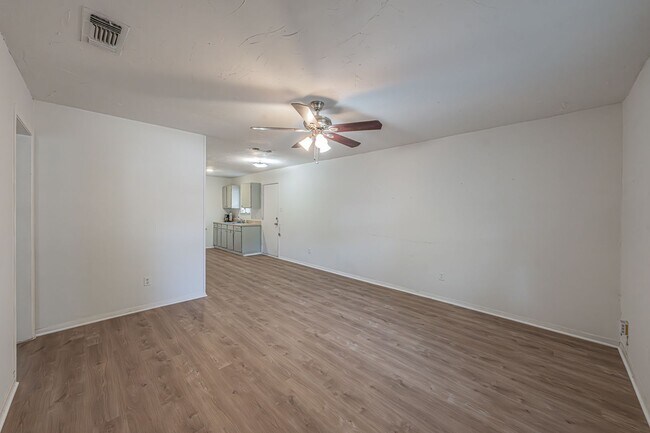 Building Photo - Super cute 2 bedroom 1 bath duplex