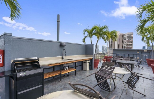 Building Photo - The Townhouse 1 Bed, 1 Bath, 1 Covered Parking with A/C