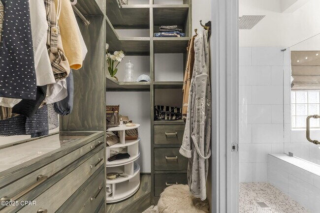 Building Photo - 407 Petrel St