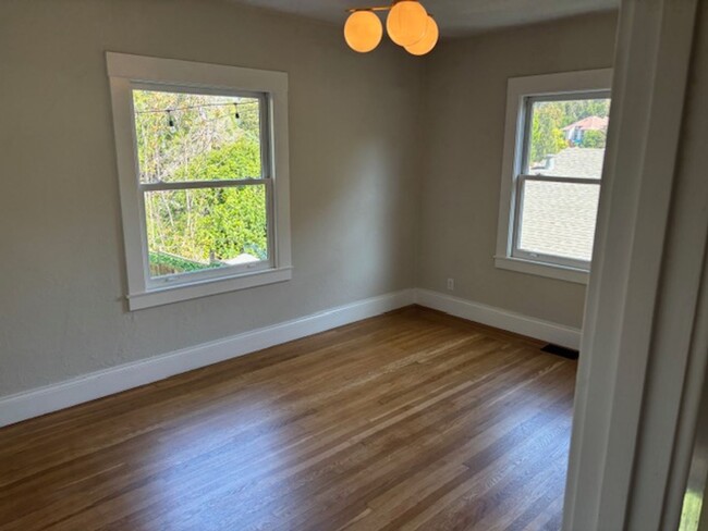 Building Photo - Fabulous Private Home Near Mills!