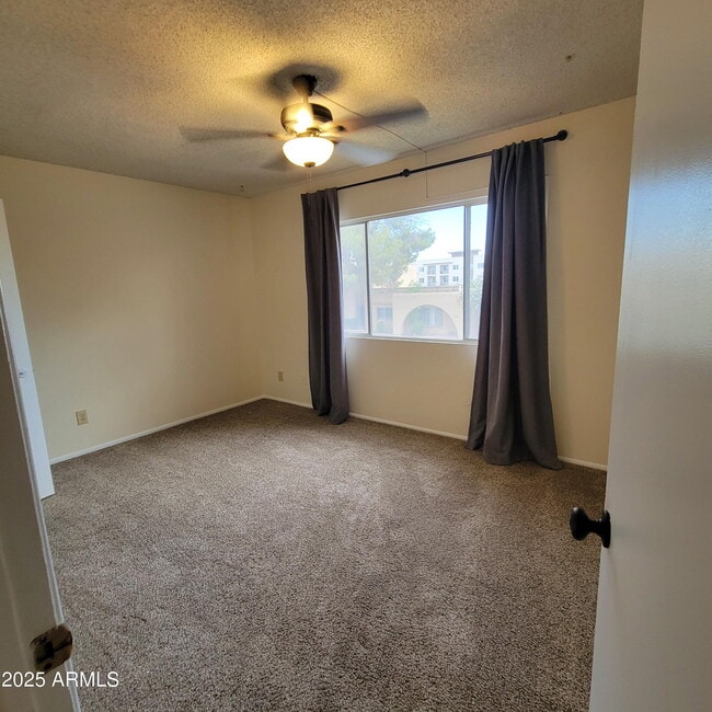 Building Photo - 2150 E Ellis Dr