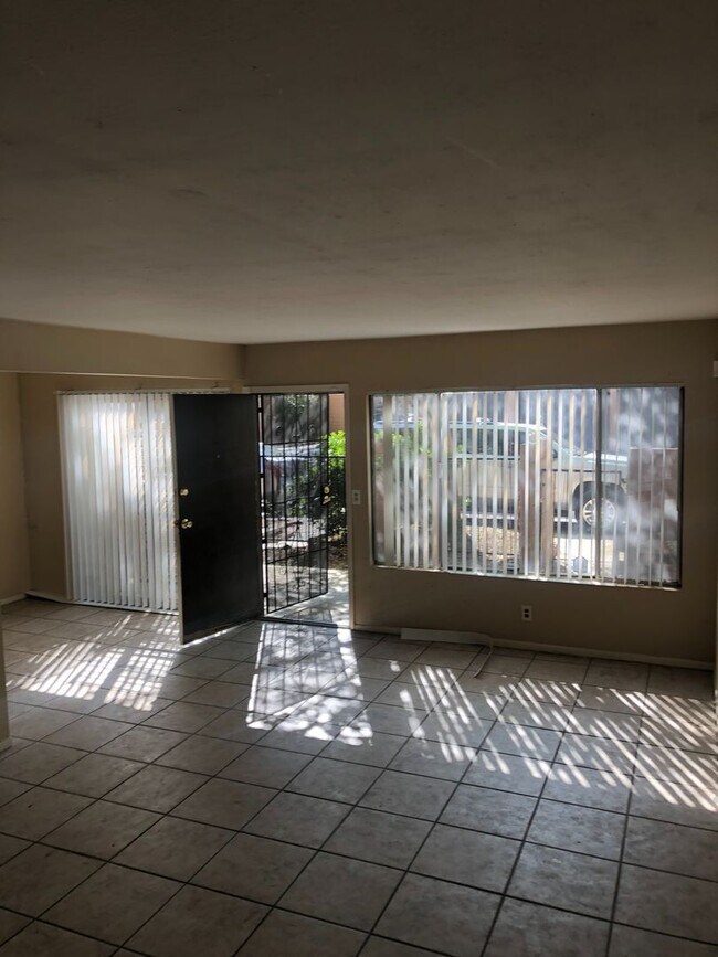 Building Photo - This Townhouse is located minutes from the freeway!