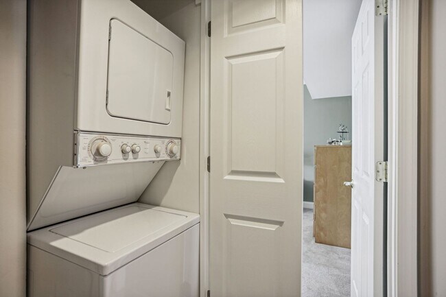 Building Photo - Spacious 2BR/1BA in Rock Creek Gardens!