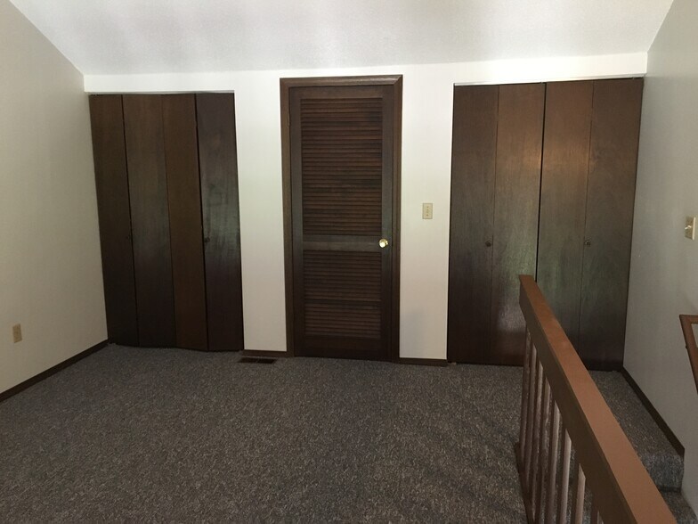 Building Photo - 804 Village Dr
