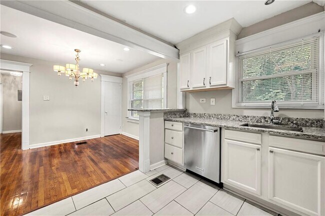 Building Photo - 2229 Beecher Cir SW