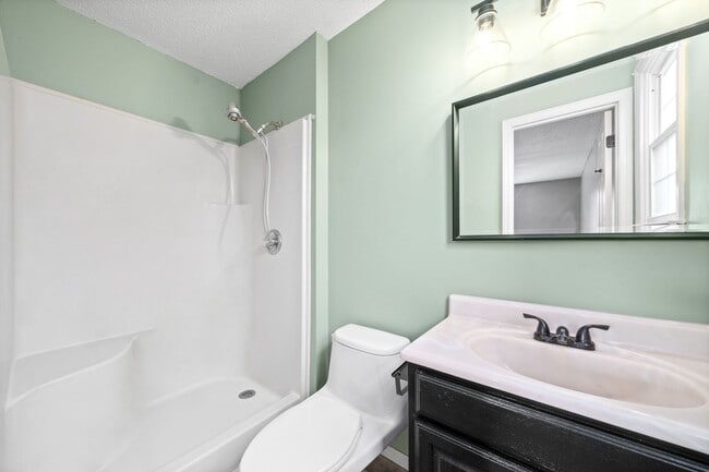 Building Photo - Pet Friendly Three Bedroom!