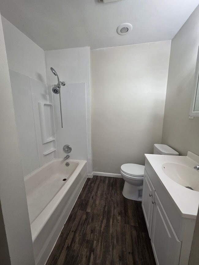 Building Photo - Spacious Three Bedroom!