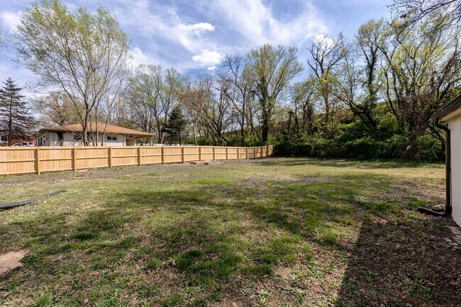 Building Photo - 2220 Auburn Dr