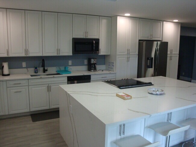 Building Photo - 1415 Lake Victoria Dr