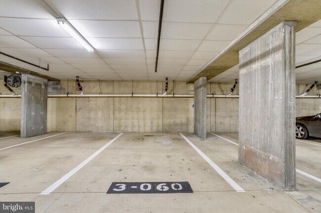 Building Photo - Professionally Managed // 1bedroom 1bathroom// Court House// Parking Included!