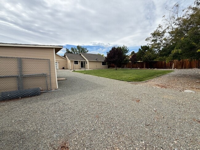 Building Photo - Cute single story 3 bedroom, 2 bath home w...