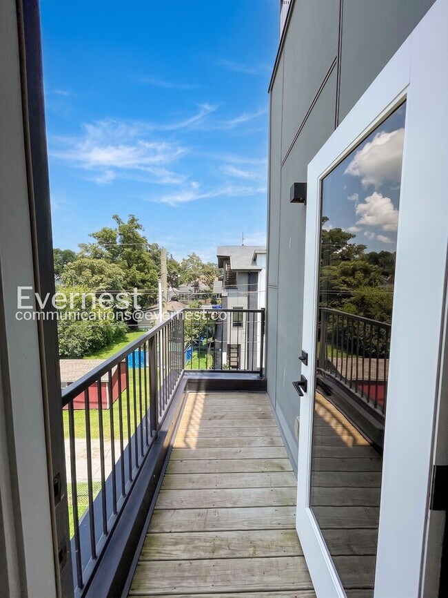 Building Photo - 3 Bed/3.5 Bath Home with Garage / Available Now!
