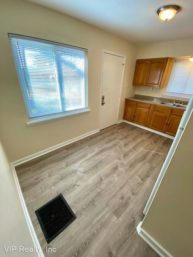 Building Photo - 4 br, 1 bath House - 3365 Eakin Road