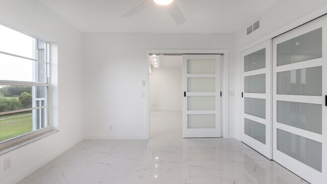 Building Photo - 3000 N Palm Aire Dr