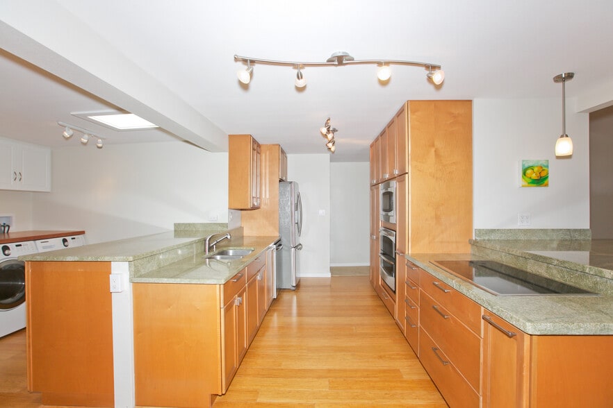 Kitchen - 3043 Alencastre Pl