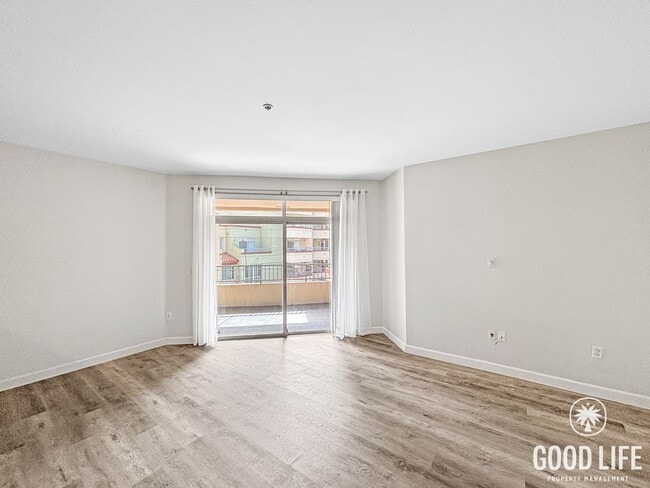 Building Photo - Stylish 1BD/1BA Condo in Cortez Hill with Balcony, In-Unit W/D & Pool Views