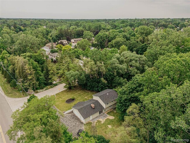 Building Photo - 21993 Riverview Dr