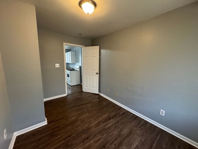 Building Photo - Near Southeast 3 Bedroom 1 Bath