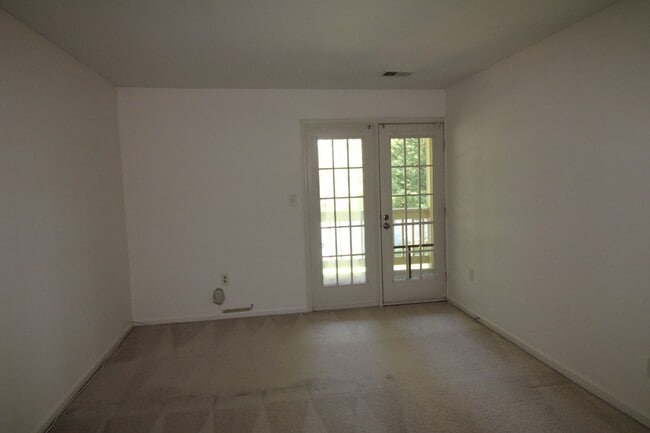 Building Photo - Very well maintained 2-bedroom 2-bath cond...