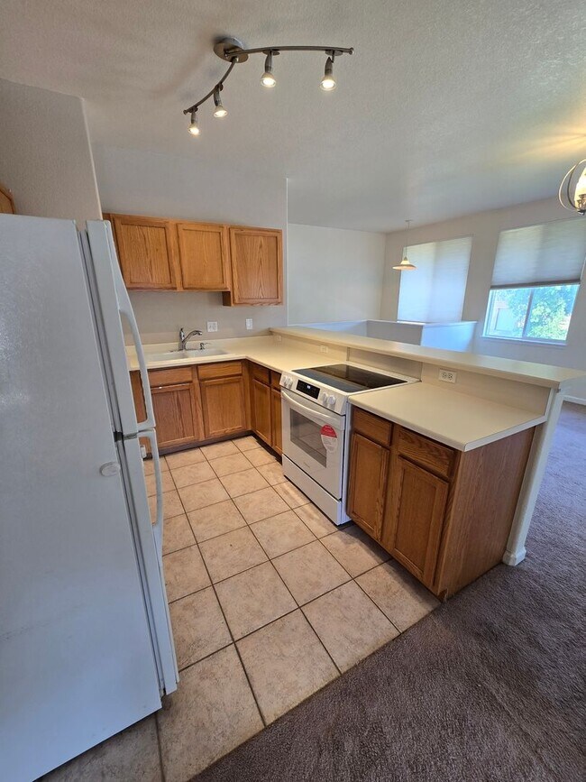 Building Photo - Spacious Townhome with Oversized 2-Car Gar...