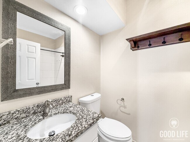 Building Photo - Beautiful 1B/1.5BA Upgraded Condo w/ Washer/Dryer and Private Patio!