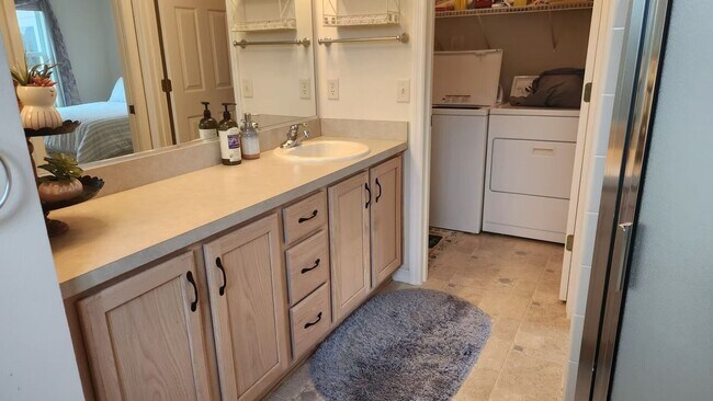 Building Photo - 916 Eastmont Ct