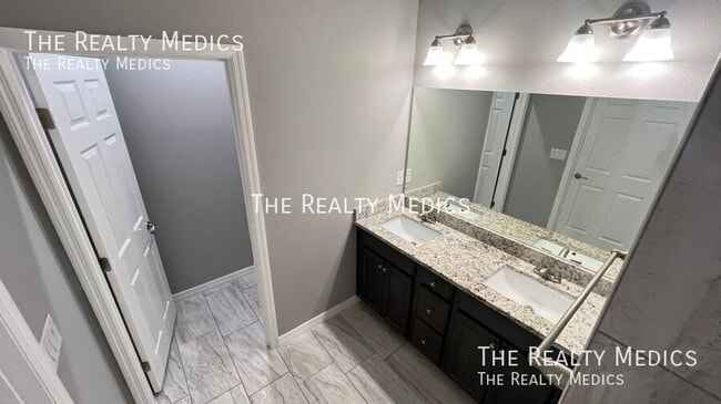 Building Photo - 1247 San Matio St