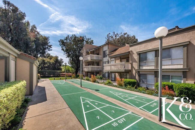 Building Photo - Ground-Floor Living in a Desirable 55+ Thousand Oaks Community