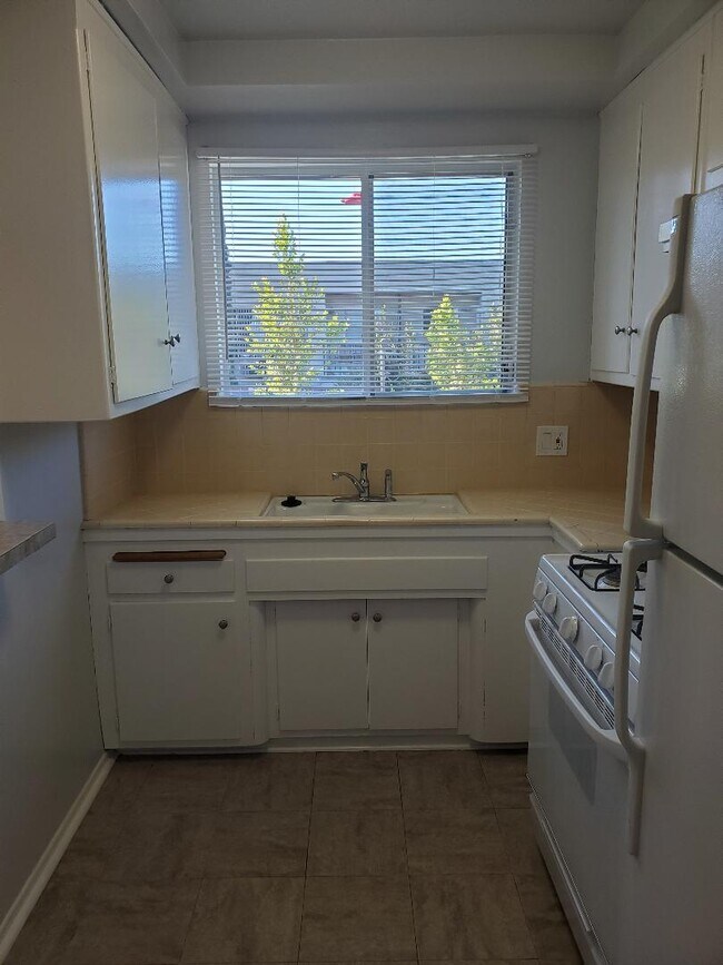 Kitchen - 7615 Norton Ave