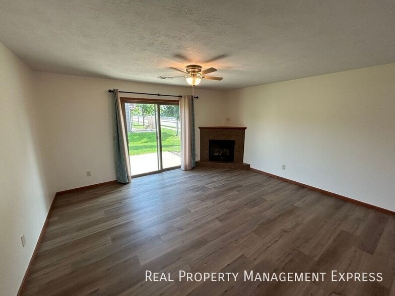 Building Photo - 2 Bedroom, 1 Bath Townhome with Amenities!