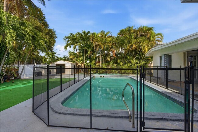 Building Photo - 1400 E Hawthorne Cir