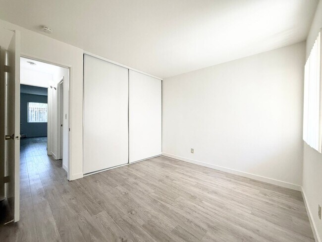Building Photo - Large Lower Unit w/ Fenced Backyard!