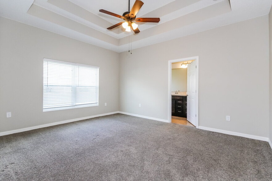 Building Photo - 6870 Glenbrook Dr