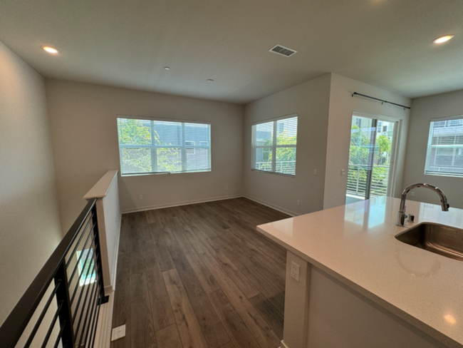Building Photo - Luxurious 3 Bedroom 2 Bathroom Townhome in...