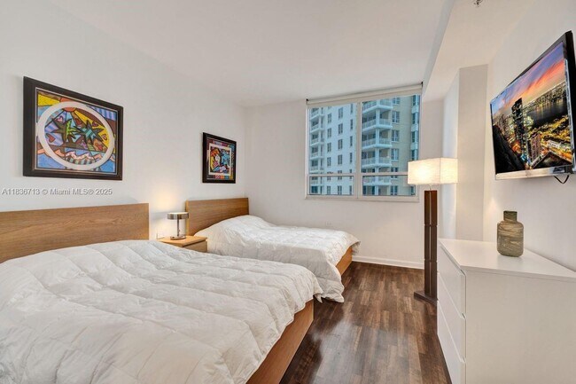 Building Photo - 801 Brickell Key Blvd