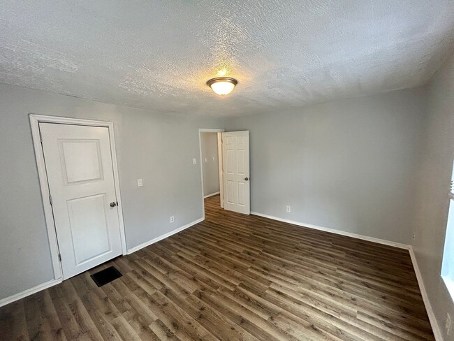 Building Photo - E. WALNUT HILLS - Cute 2 bed in upper of 2...