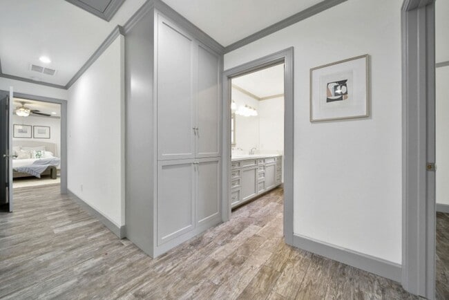 Building Photo - 10042 Briar Forest Dr