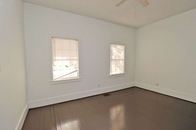 Building Photo - 2 Bedroom, 1 Bathroom Duplex in Downtown C...